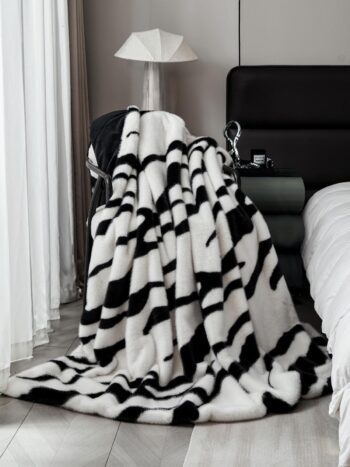Patura din blana artificiala de Nurca cu fermoar + 2 fete de perna - Luxury | 14713-J